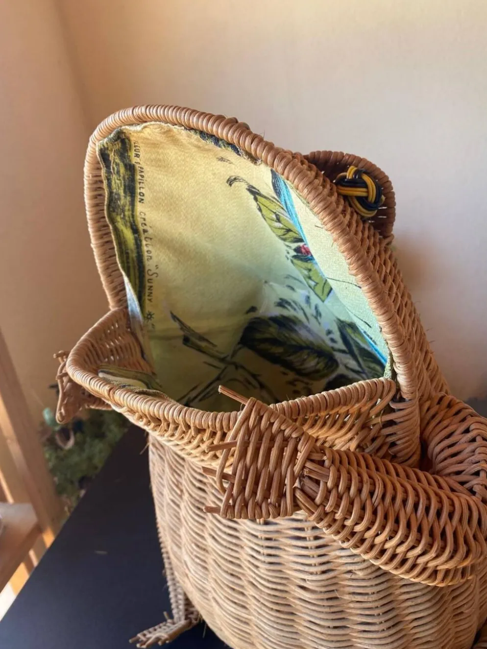 Grand porte-revues grenouille en rotin vintage 1970 — Tissu d'origine