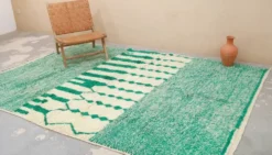 Grand tapis Azilal 305 x 210 cm – Tapis en laine marocaine vert émeraude avec motifs berbères graphiques, GD-983