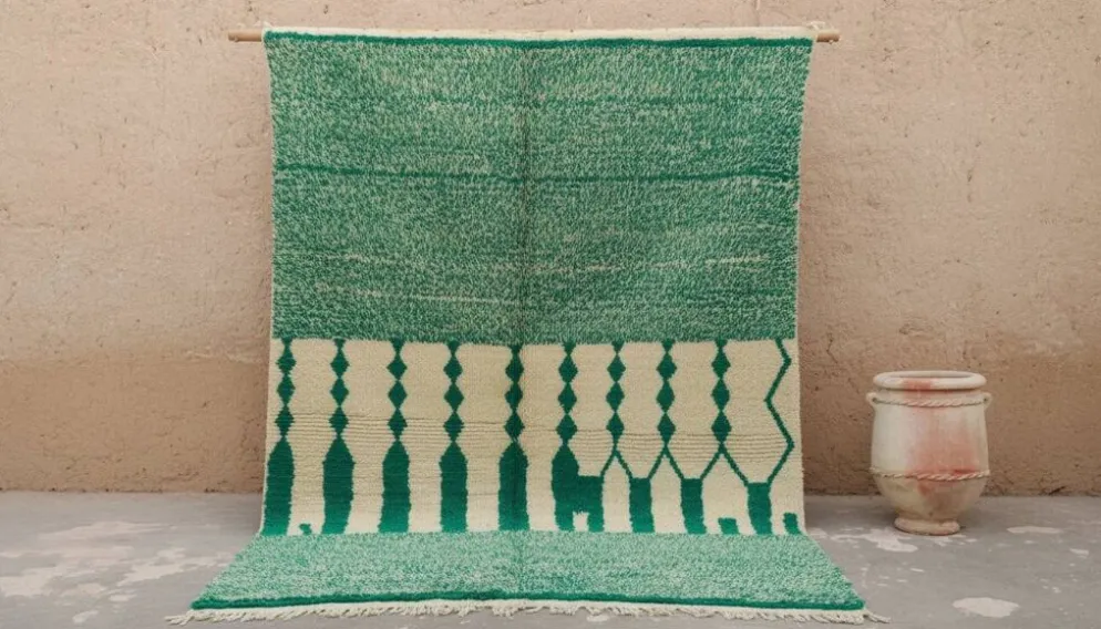 Grand tapis Azilal 305 x 210 cm – Tapis en laine marocaine vert émeraude avec motifs berbères graphiques, GD-983