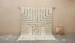 Grand tapis Beni Ouarain 300×210 – Tapis en laine ivoire fait main avec motif géométrique structuré, GO-945