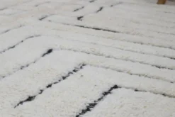 Grand tapis Beni Ouarain 300×210 – Tapis en laine ivoire fait main avec motif géométrique structuré, GO-945