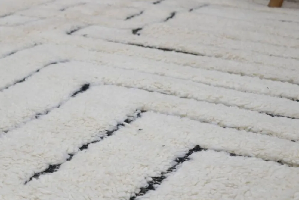 Grand tapis Beni Ouarain 300×210 – Tapis en laine ivoire fait main avec motif géométrique structuré, GO-945