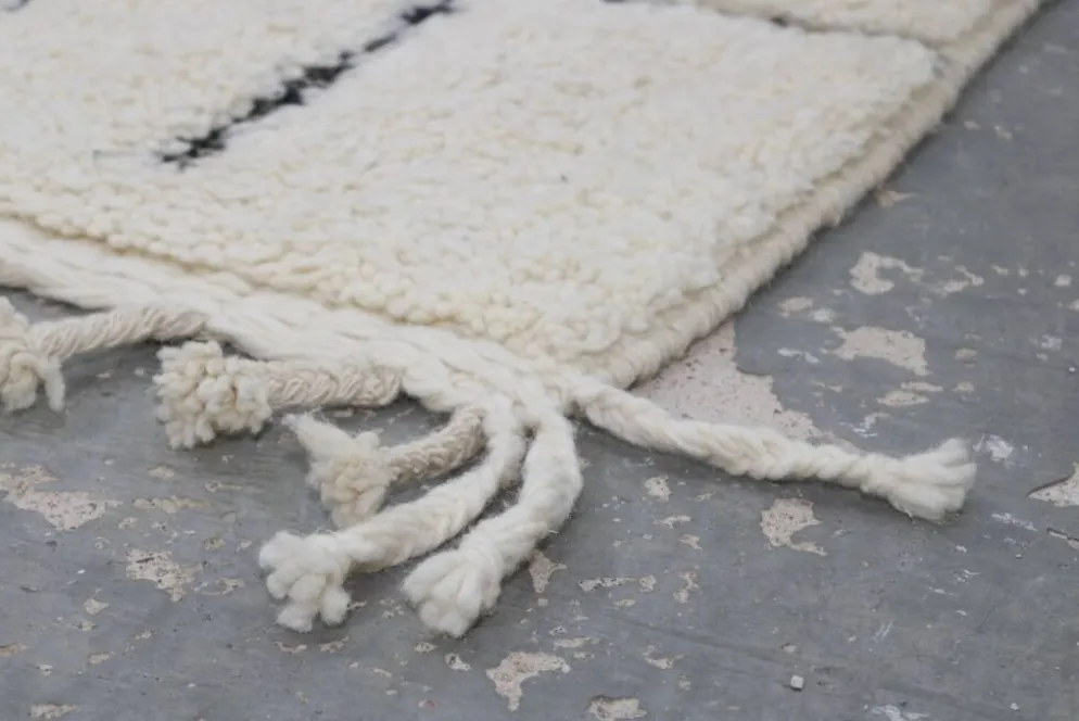 Grand tapis Beni Ouarain 300×210 – Tapis en laine ivoire fait main avec motif géométrique structuré, GO-945