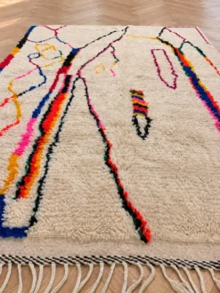 Grand tapis berbère écru aux motifs colorés – 290 × 200 cm