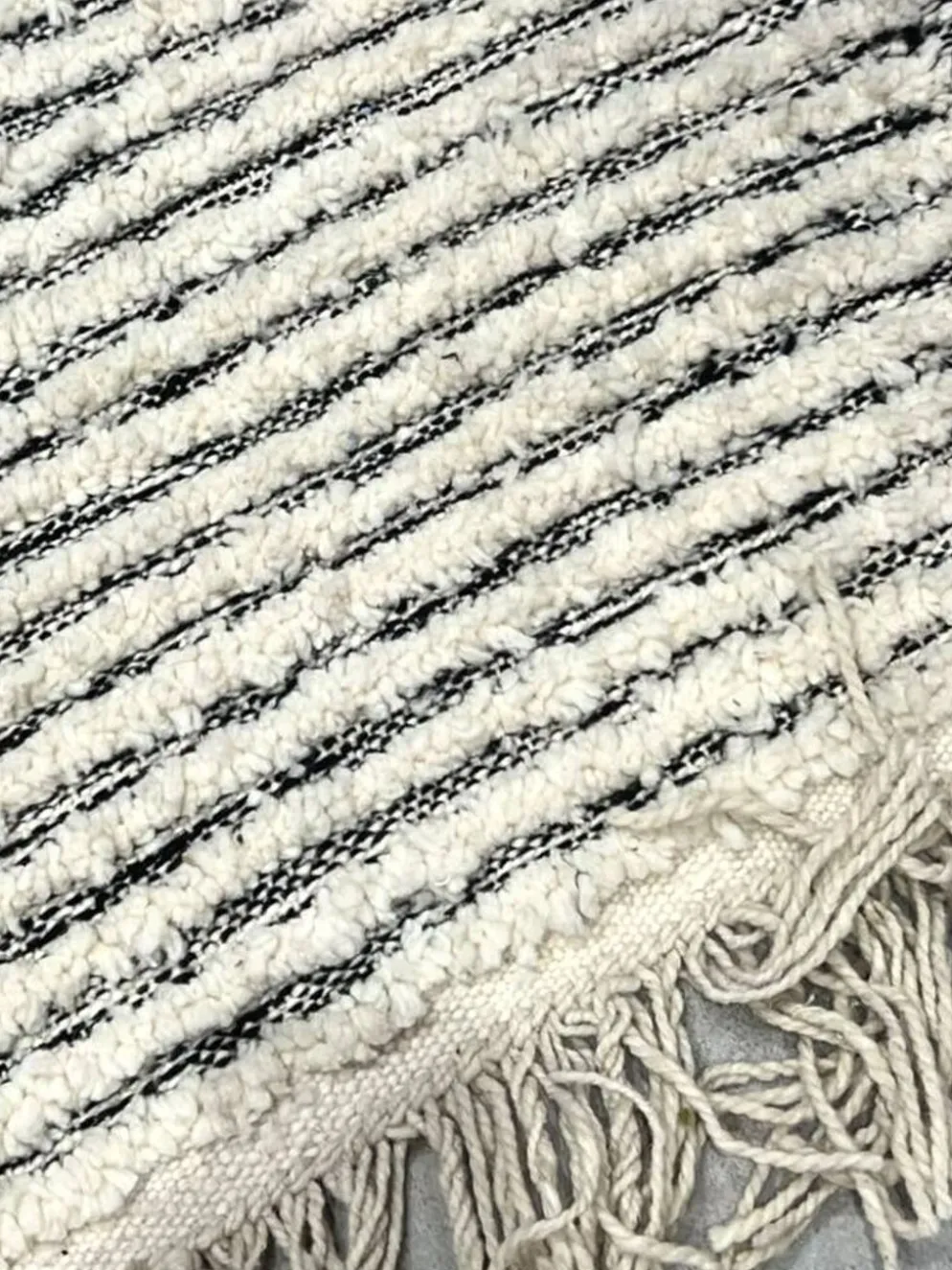 Grand tapis carré 100% laine vierge graphique à rayures écru et noir