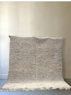 Grand tapis carré 100% laine vierge graphique à rayures écru et noir