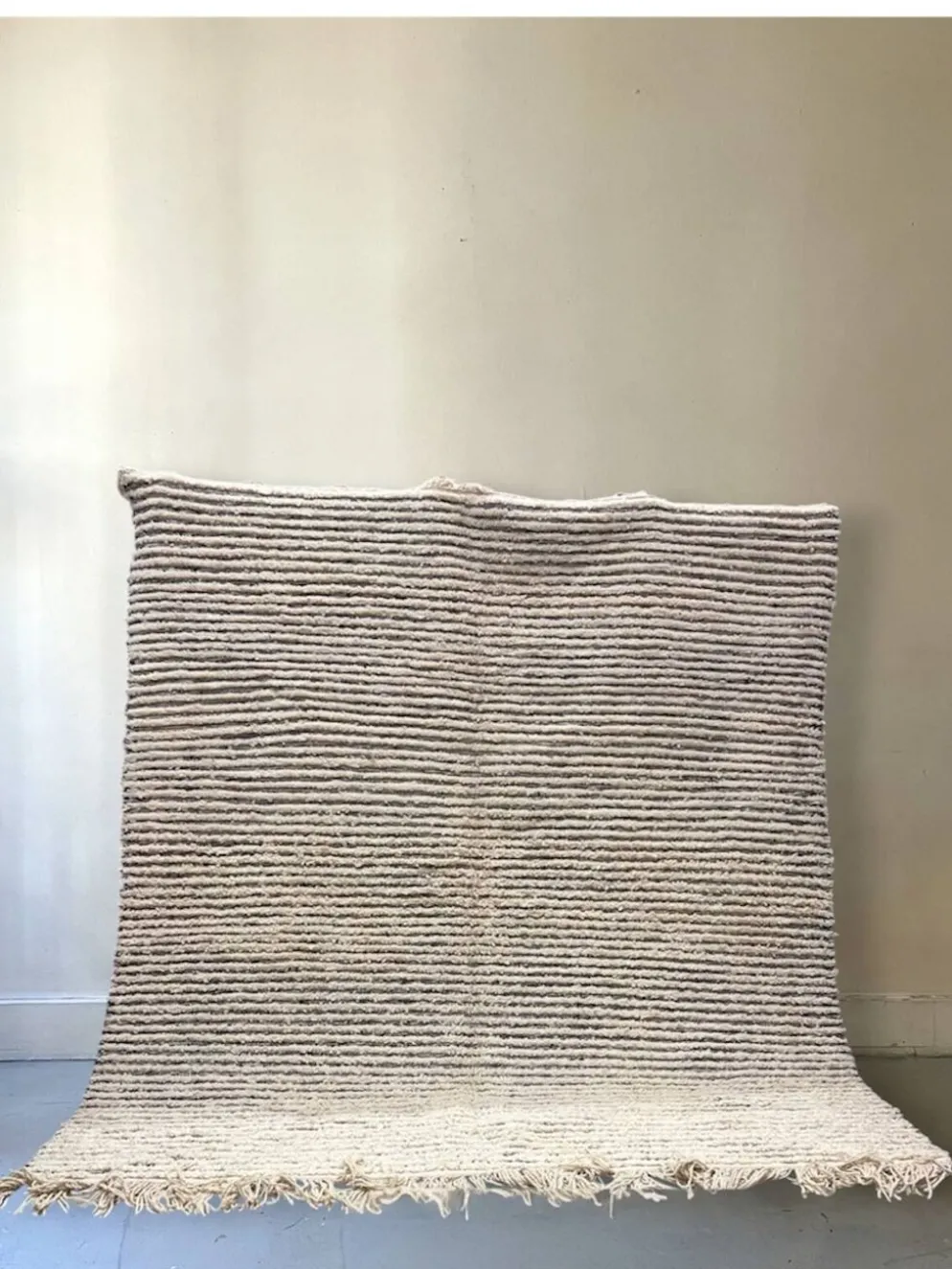Grand tapis carré 100% laine vierge graphique à rayures écru et noir