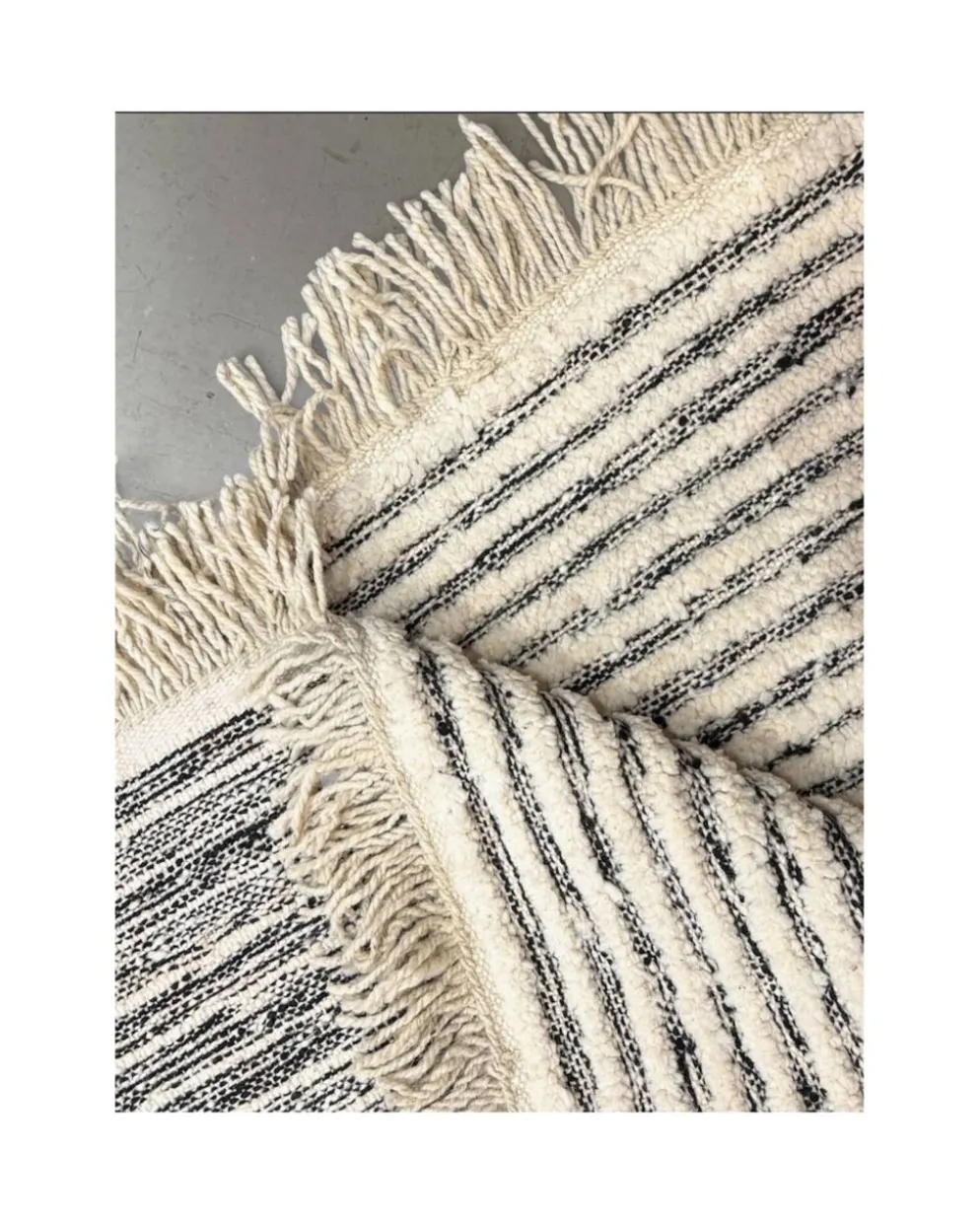 Grand tapis carré 100% laine vierge graphique à rayures écru et noir