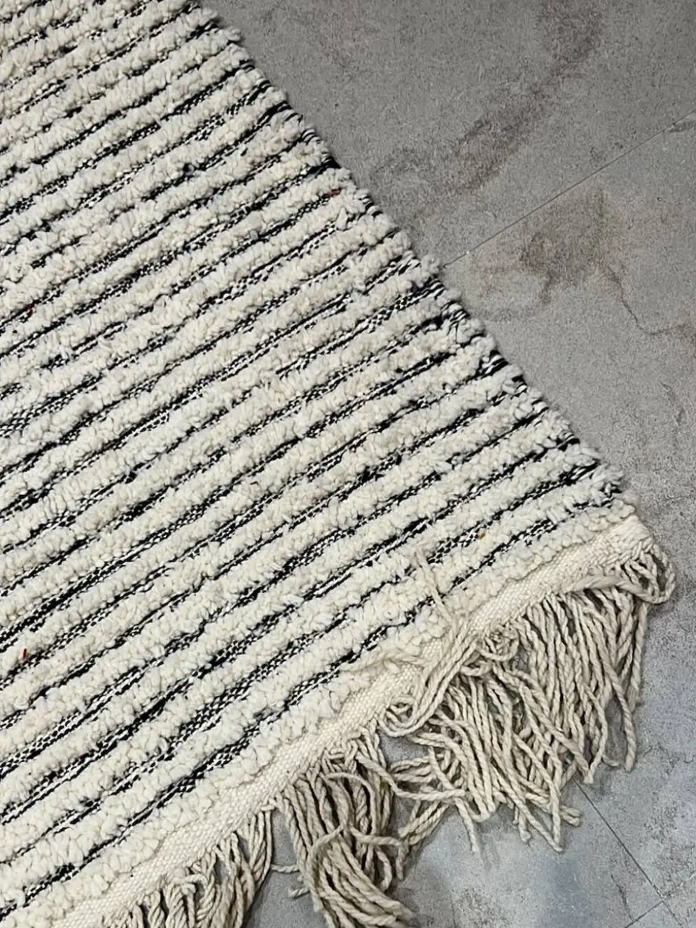 Grand tapis carré 100% laine vierge graphique à rayures écru et noir