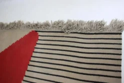 Grand tapis / moquette en laine kilim abstrait géométrique des années 1960.