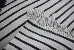 Grand tapis / moquette en laine kilim abstrait géométrique des années 1960.