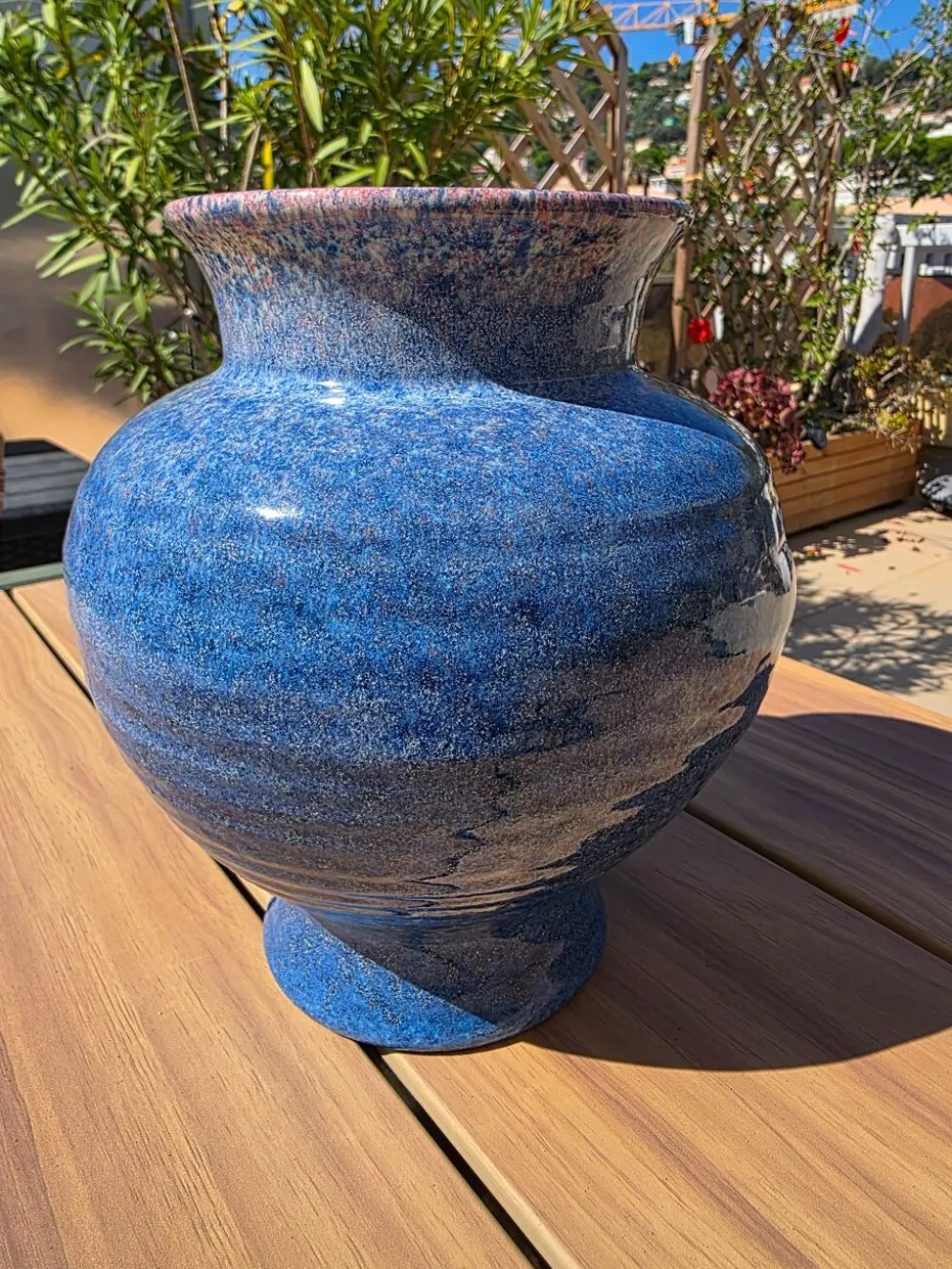 Grand vase boule en céramique bleu & rose Accolay (Années 50/60) 23 cm