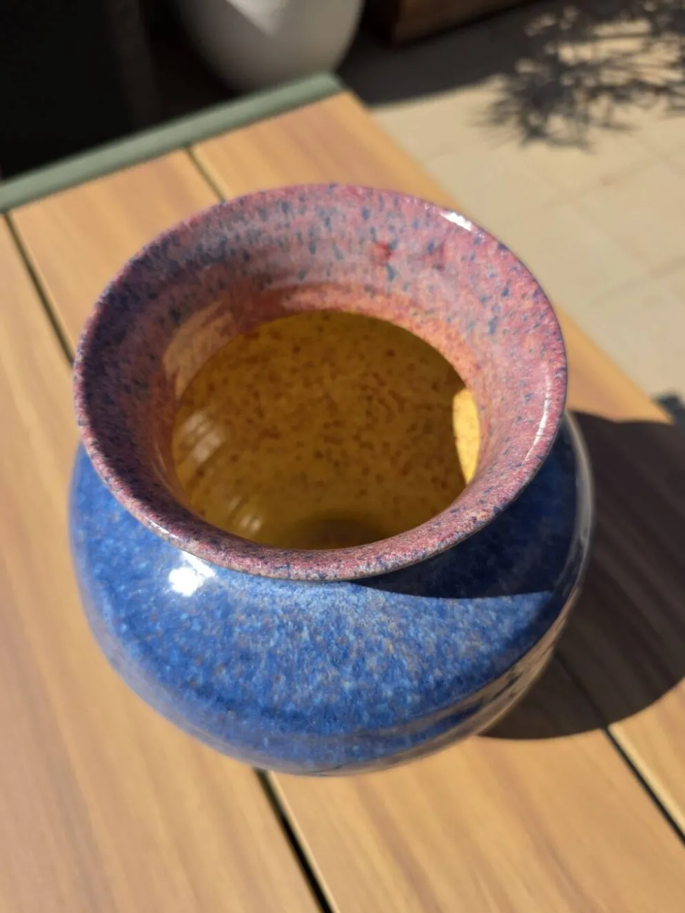 Grand vase boule en céramique bleu & rose Accolay (Années 50/60) 23 cm