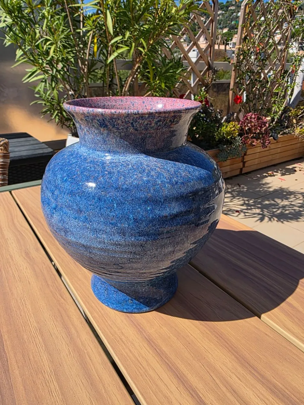 Grand vase boule en céramique bleu & rose Accolay (Années 50/60) 23 cm