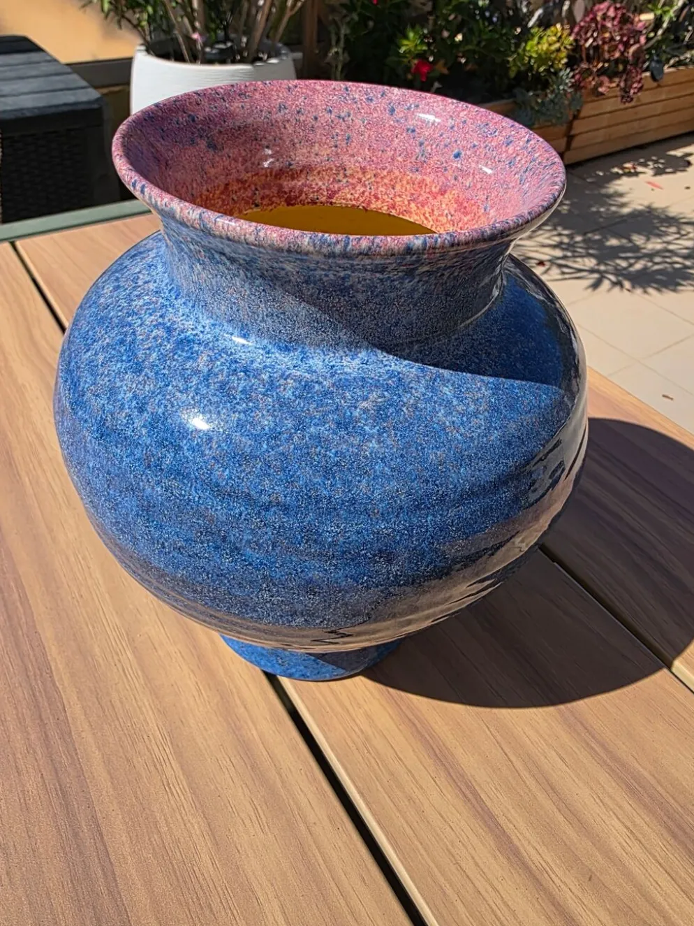 Grand vase boule en céramique bleu & rose Accolay (Années 50/60) 23 cm