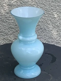 Grand vase en opaline bleu pastel vintage