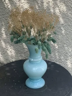 Grand vase en opaline bleu pastel vintage