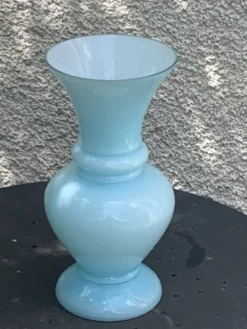 Grand vase en opaline bleu pastel vintage