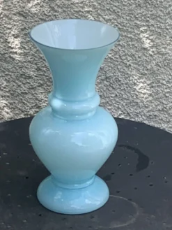 Grand vase en opaline bleu pastel vintage