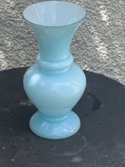 Grand vase en opaline bleu pastel vintage