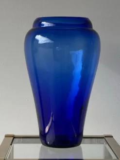 Grand vase en verre bleu cobalt