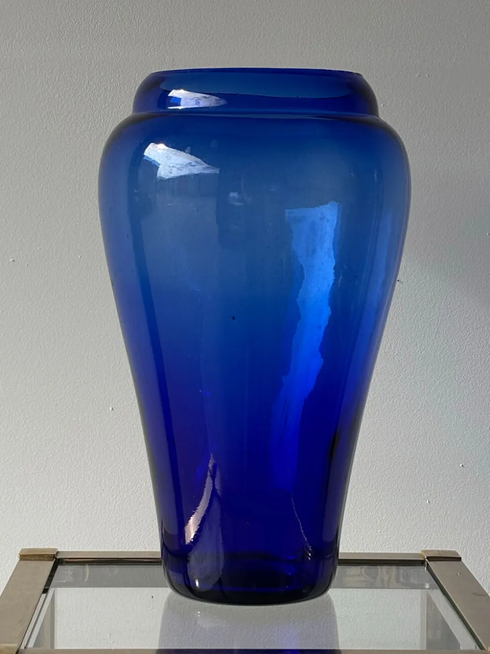 Grand vase en verre bleu cobalt