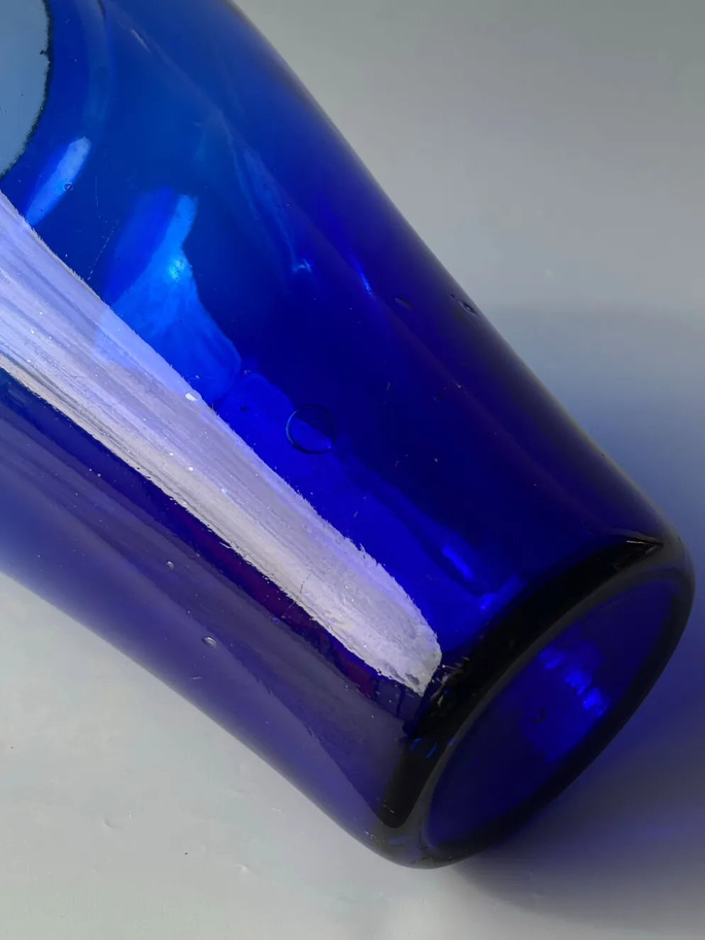 Grand vase en verre bleu cobalt