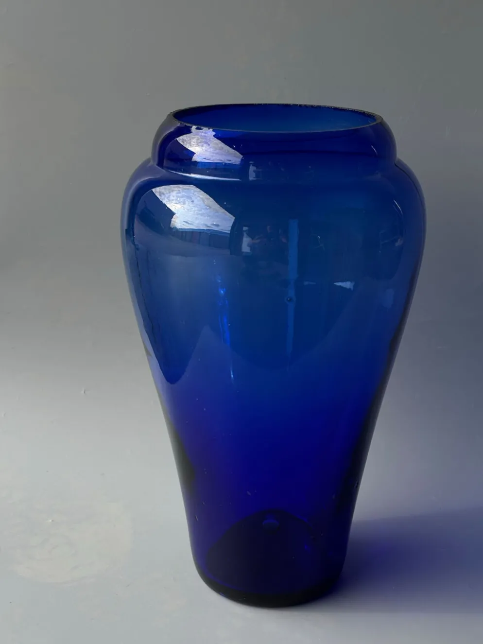 Grand vase en verre bleu cobalt