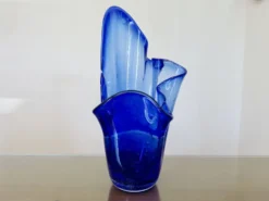 Grand vase "mouchoir" en verre soufflé bleu cobalt, années 60