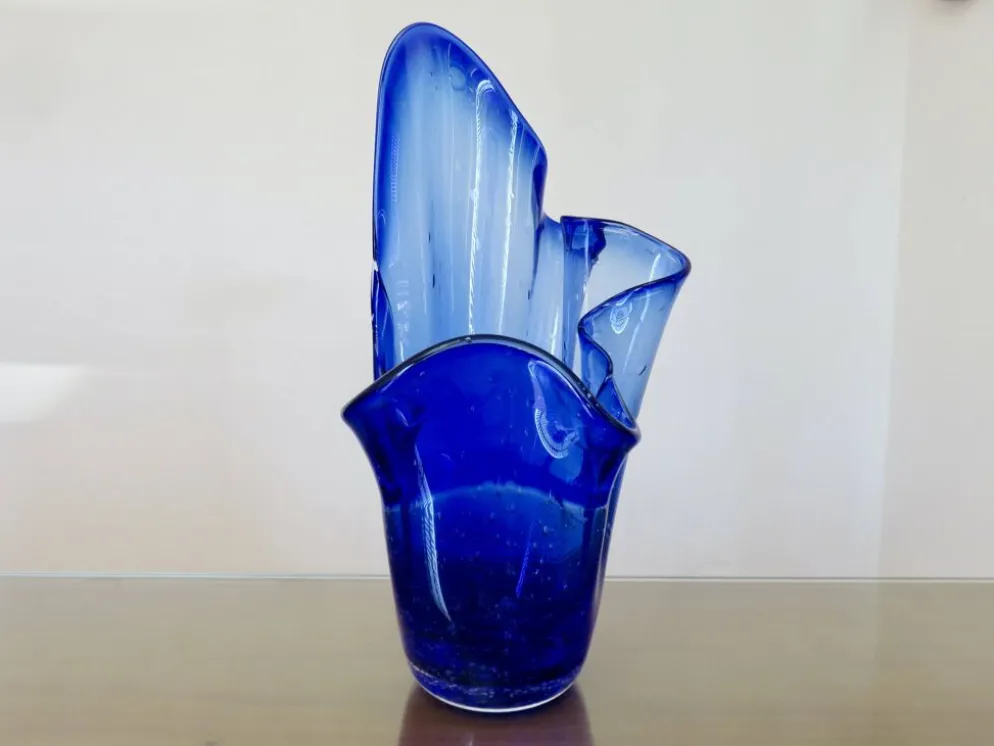 Grand vase "mouchoir" en verre soufflé bleu cobalt, années 60