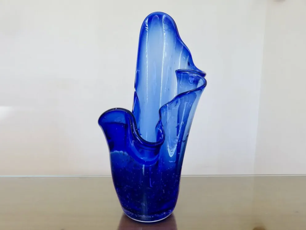 Grand vase "mouchoir" en verre soufflé bleu cobalt, années 60