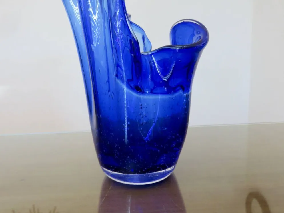 Grand vase "mouchoir" en verre soufflé bleu cobalt, années 60