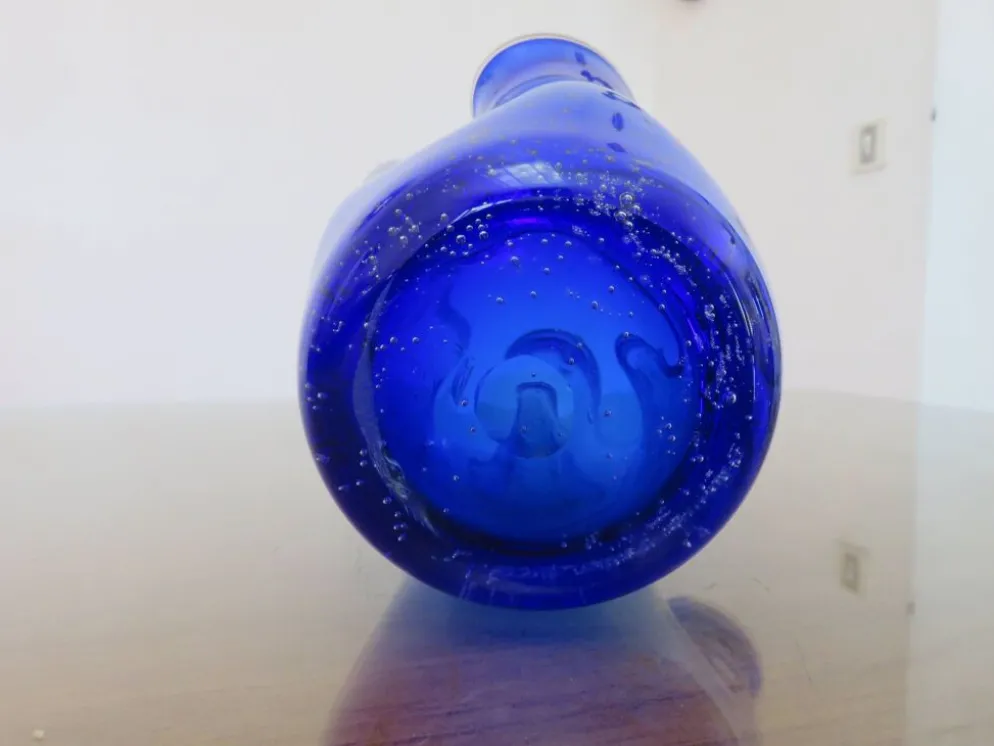 Grand vase "mouchoir" en verre soufflé bleu cobalt, années 60