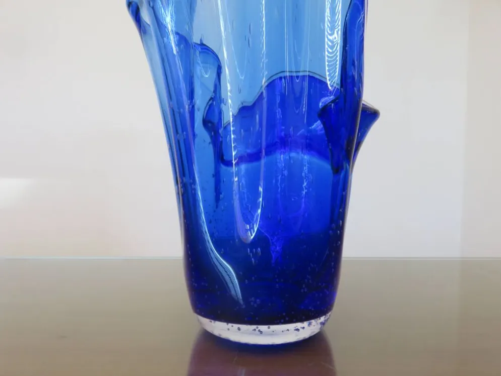 Grand vase "mouchoir" en verre soufflé bleu cobalt, années 60
