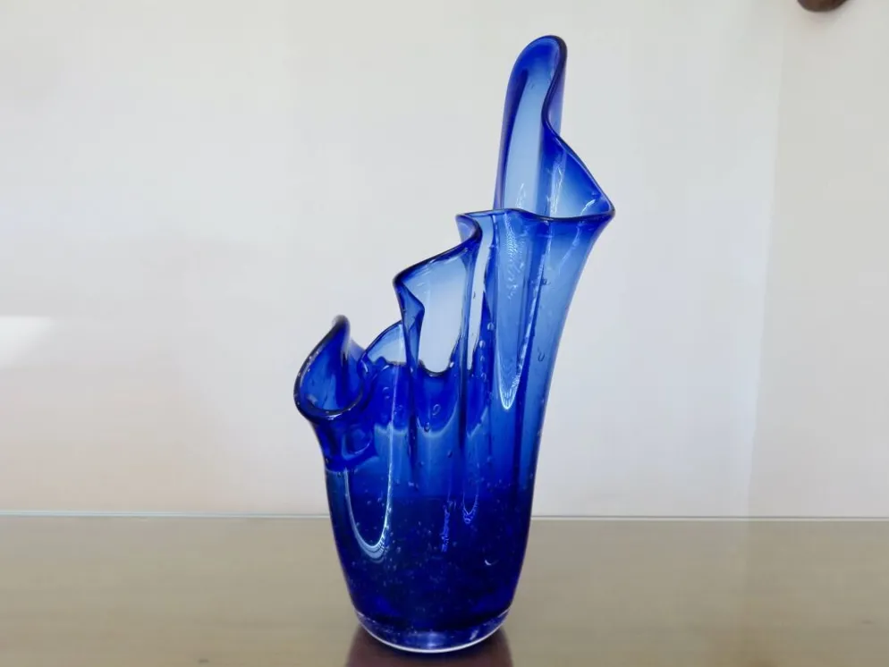Grand vase "mouchoir" en verre soufflé bleu cobalt, années 60