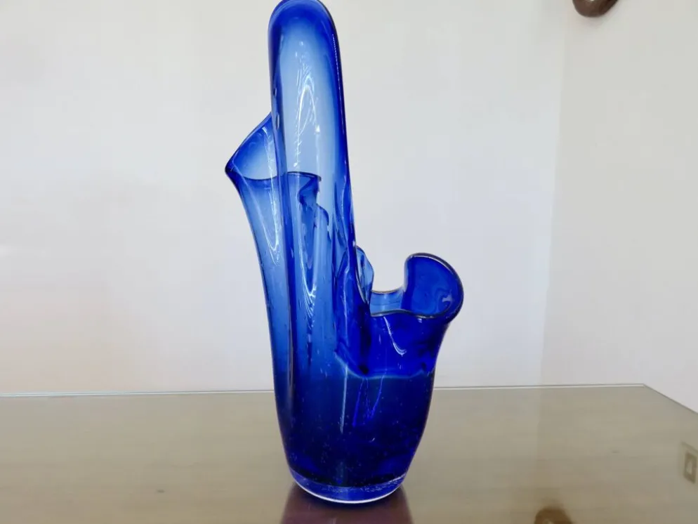Grand vase "mouchoir" en verre soufflé bleu cobalt, années 60