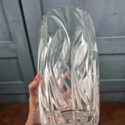 Grand vase vintage en verre moulé transparent