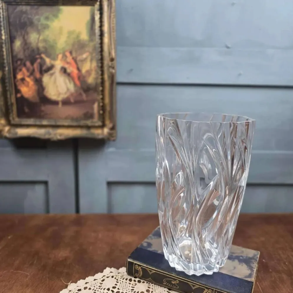 Grand vase vintage en verre moulé transparent