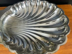 Grand vide poche vintage coquillage en métal argenté