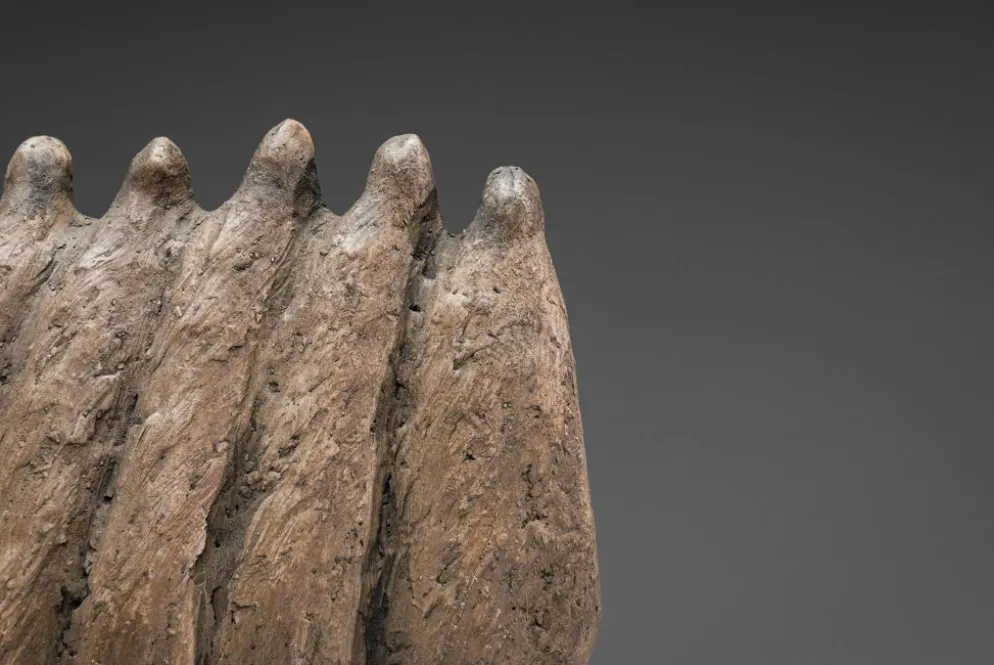 Groupe sculptural abstrait de six figures féminines