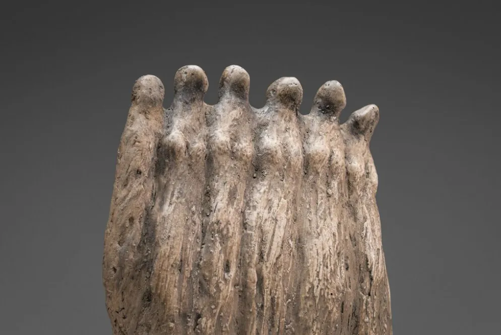 Groupe sculptural abstrait de six figures féminines