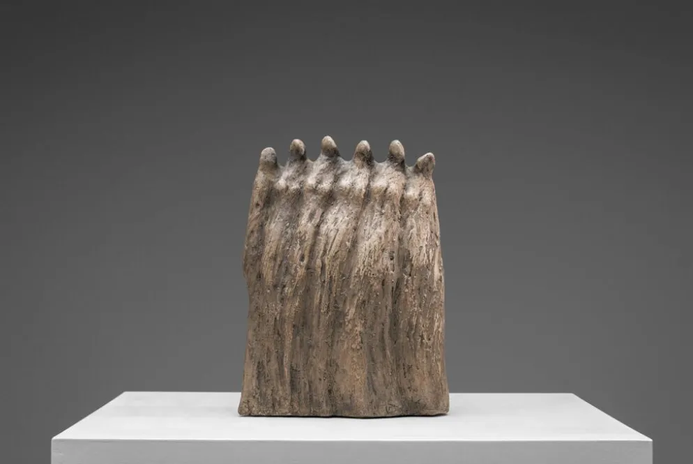 Groupe sculptural abstrait de six figures féminines
