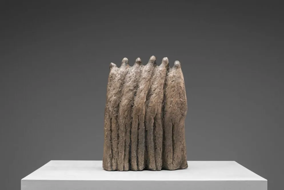 Groupe sculptural abstrait de six figures féminines