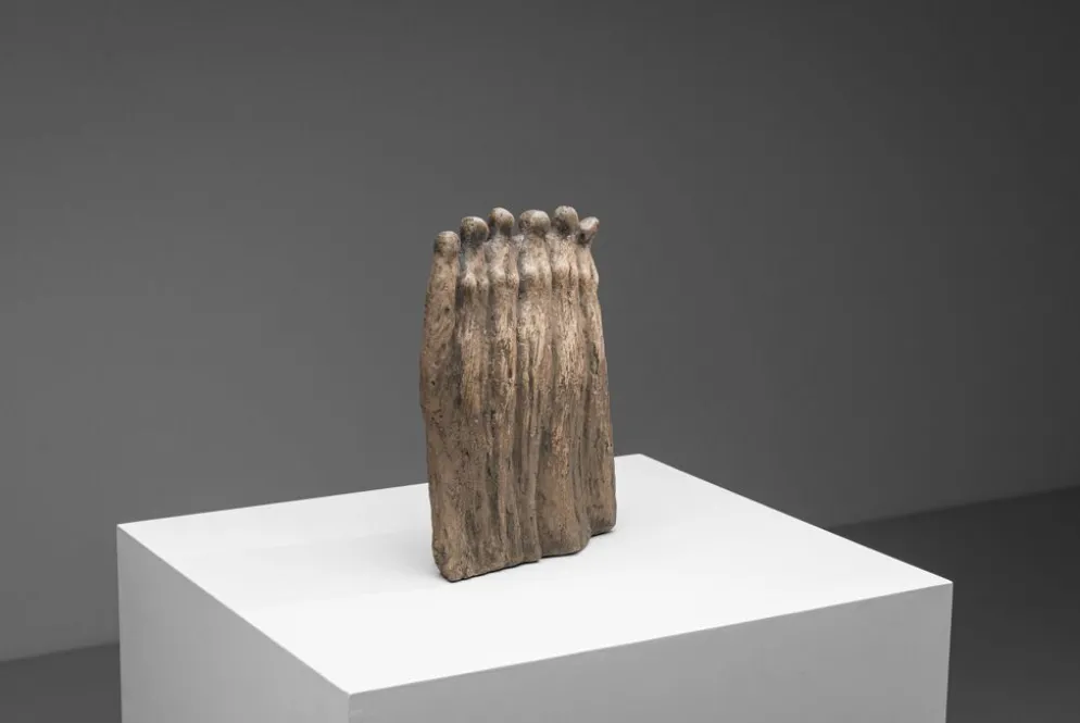 Groupe sculptural abstrait de six figures féminines