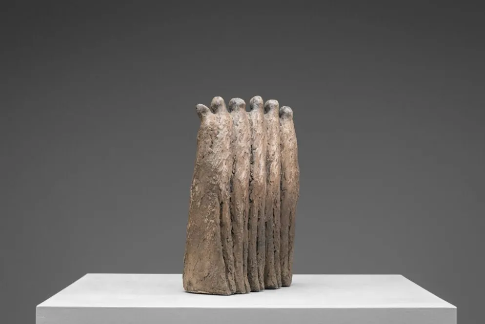 Groupe sculptural abstrait de six figures féminines