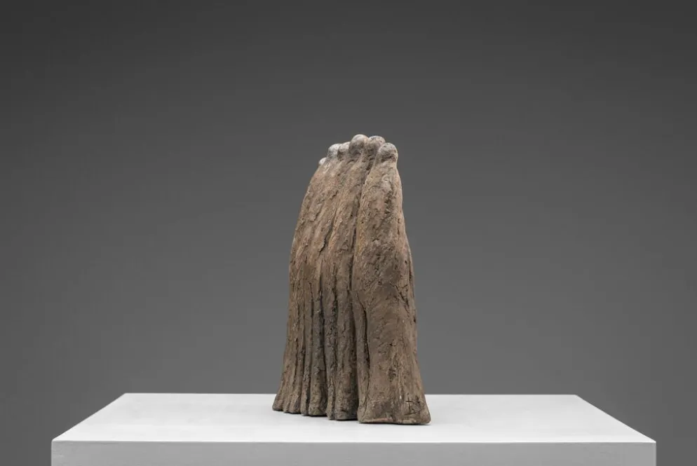 Groupe sculptural abstrait de six figures féminines