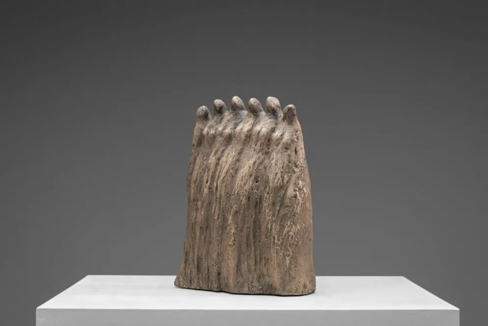 Groupe sculptural abstrait de six figures féminines