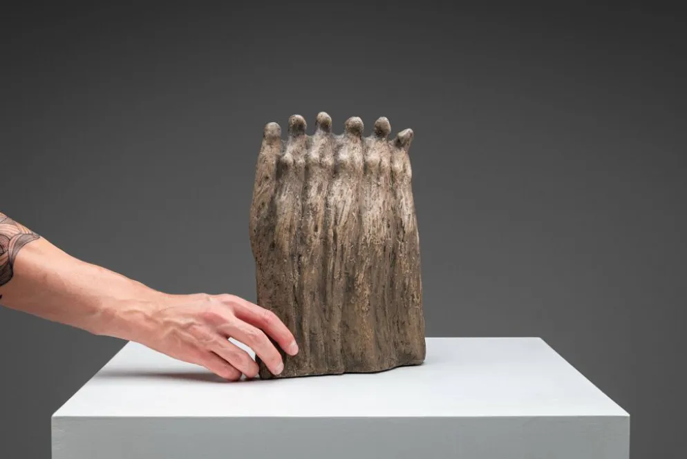 Groupe sculptural abstrait de six figures féminines