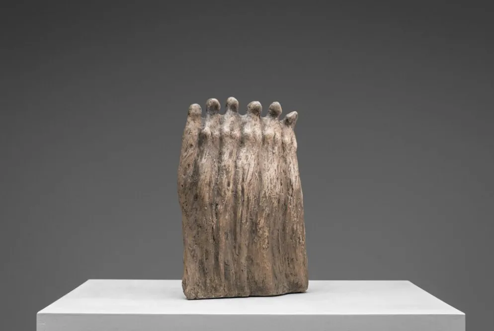Groupe sculptural abstrait de six figures féminines