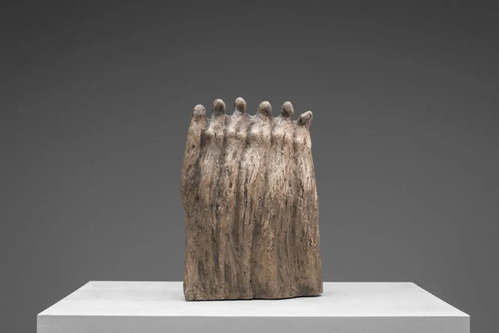Groupe sculptural abstrait de six figures féminines